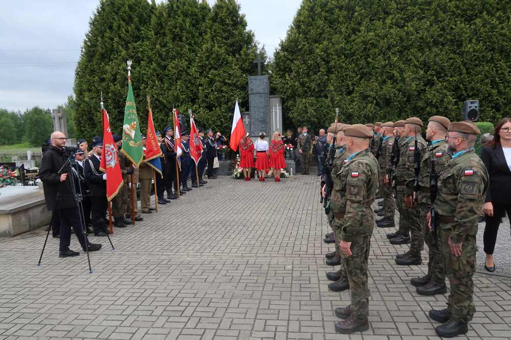 Uroczystość odsłonięcia tablicy poświęconej pamięci mieszkańców wsi Jezioro, zamordowanym przez hitlerowców w 1944 r.  w Jęzorze. Fot. Dominik Abłamowicz/IPN