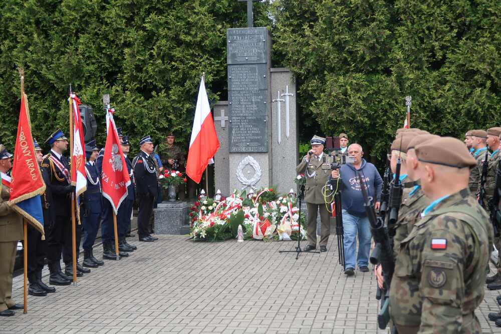 Uroczystość odsłonięcia tablicy poświęconej pamięci mieszkańców wsi Jezioro, zamordowanym przez hitlerowców w 1944 r.  w Jęzorze. Fot. Dominik Abłamowicz/IPN
