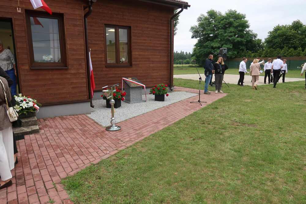 Uroczystość odsłonięcia tablicy poświęconej pamięci mieszkańców wsi Jezioro, zamordowanym przez hitlerowców w 1944 r.  w Jęzorze. Fot. Dominik Abłamowicz/IPN