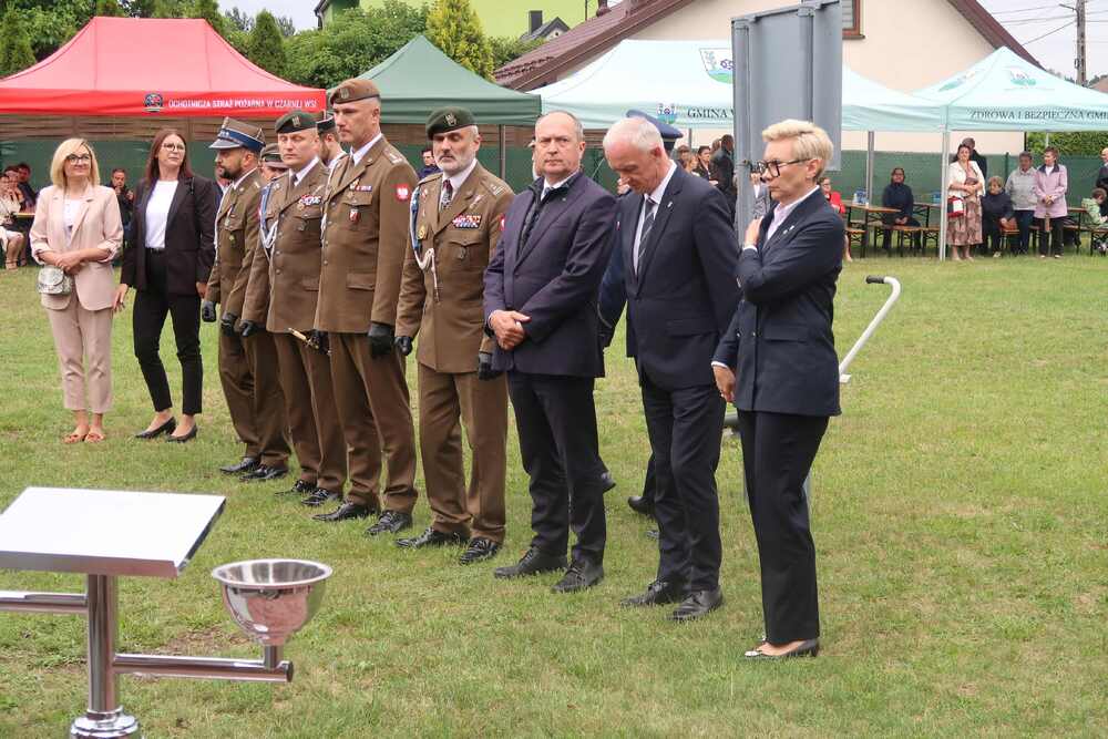 Uroczystość odsłonięcia tablicy poświęconej pamięci mieszkańców wsi Jezioro, zamordowanym przez hitlerowców w 1944 r.  w Jęzorze. Fot. Dominik Abłamowicz/IPN