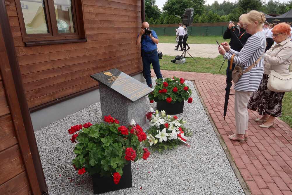 Uroczystość odsłonięcia tablicy poświęconej pamięci mieszkańców wsi Jezioro, zamordowanym przez hitlerowców w 1944 r.  w Jęzorze. Fot. Dominik Abłamowicz/IPN