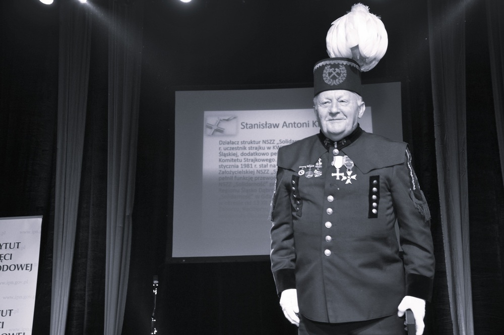 Stanisław Kiermes został odznaczony Krzyżem Wolności i Solidarności. Odznaczenie w imieniu Prezydenta RP  wręczył dr Łukasz Kamiński, prezes IPN w 2015 r. Fot. Krzysztof Liszka/IPN