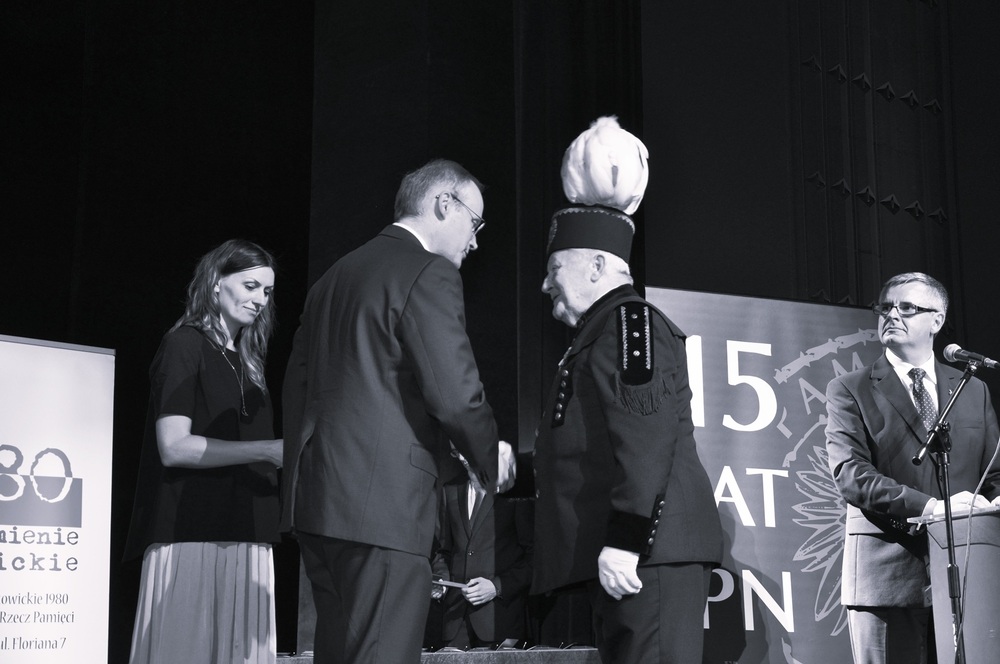 Stanisław Kiermes został odznaczony Krzyżem Wolności i Solidarności. Odznaczenie w imieniu Prezydenta RP  wręczył dr Łukasz Kamiński, prezes IPN w 2015 r. Fot. Krzysztof Liszka/IPN