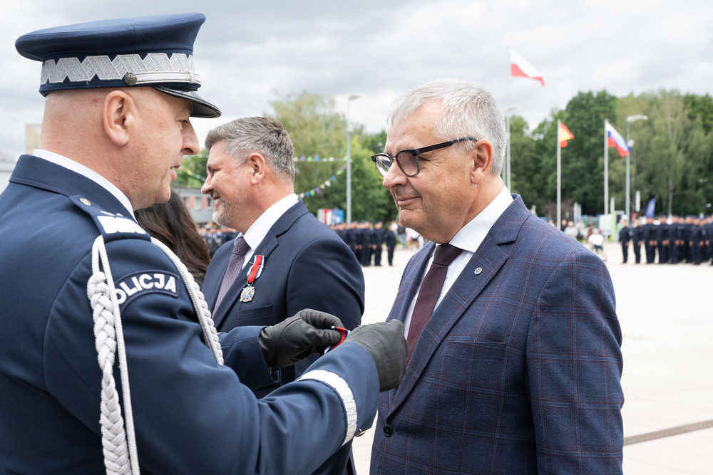 Dr Andrzej Sznajder, Dyrektor Oddziału IPN w Katowicach uhonorowany Srebrnym Medalem za Zasługi dla Policji. Fot.: IPN Krzysztof Łojko