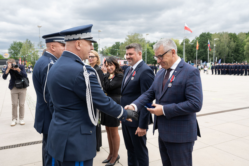 Dr Andrzej Sznajder, Dyrektor Oddziału IPN w Katowicach uhonorowany Srebrnym Medalem za Zasługi dla Policji. Fot.: IPN Krzysztof Łojko