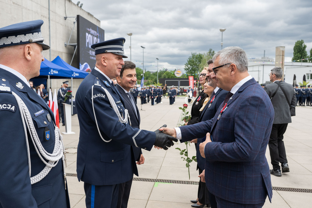Dr Andrzej Sznajder, Dyrektor Oddziału IPN w Katowicach uhonorowany Srebrnym Medalem za Zasługi dla Policji. Fot.: IPN Krzysztof Łojko