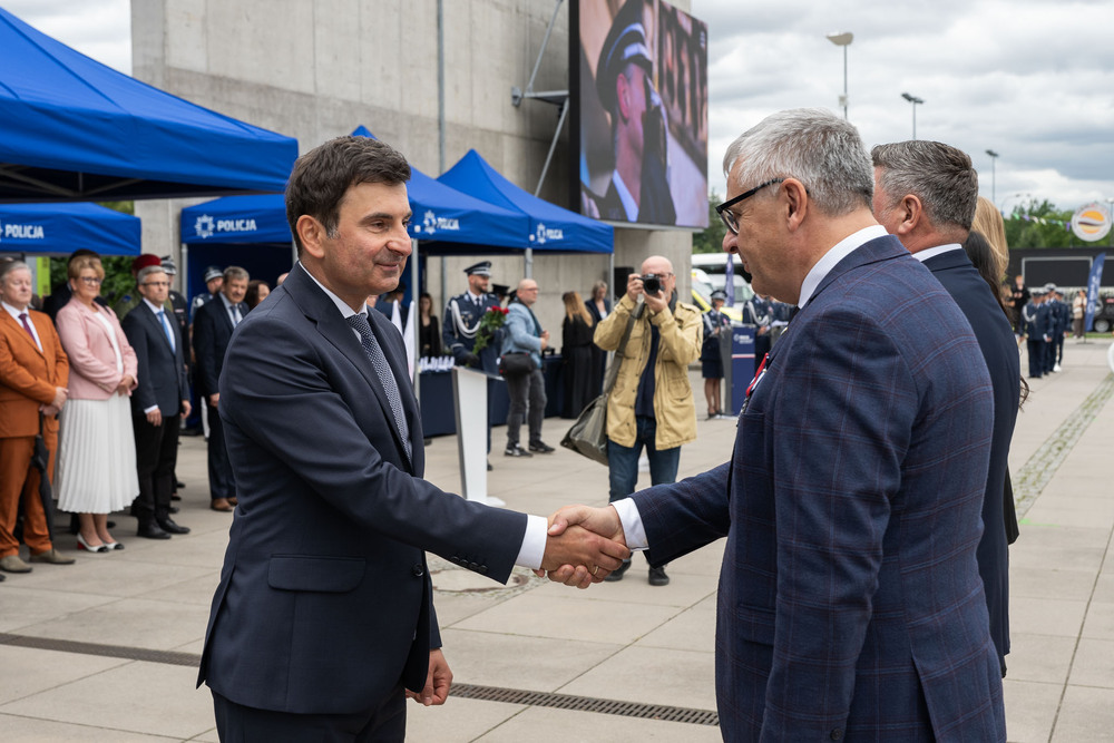 Dr Andrzej Sznajder, Dyrektor Oddziału IPN w Katowicach uhonorowany Srebrnym Medalem za Zasługi dla Policji. Fot.: IPN Krzysztof Łojko