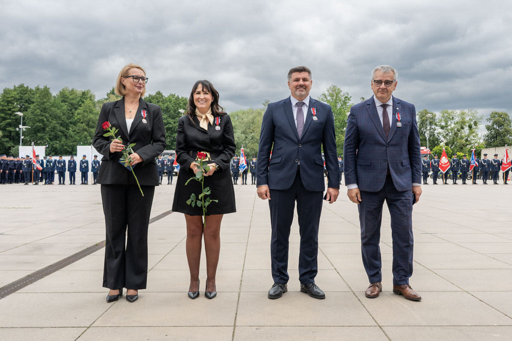 Dr Andrzej Sznajder, Dyrektor Oddziału IPN w Katowicach uhonorowany Srebrnym Medalem za Zasługi dla Policji. Fot.: IPN Krzysztof Łojko