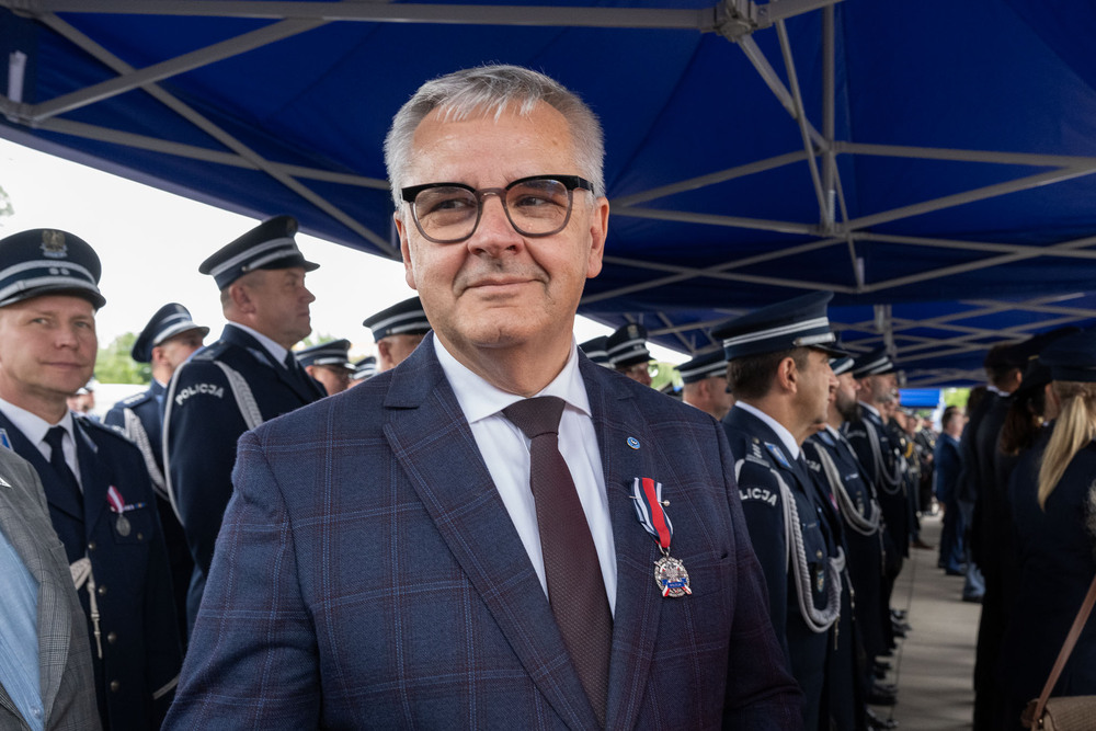 Dr Andrzej Sznajder, Dyrektor Oddziału IPN w Katowicach uhonorowany Srebrnym Medalem za Zasługi dla Policji. Fot.: IPN Krzysztof Łojko