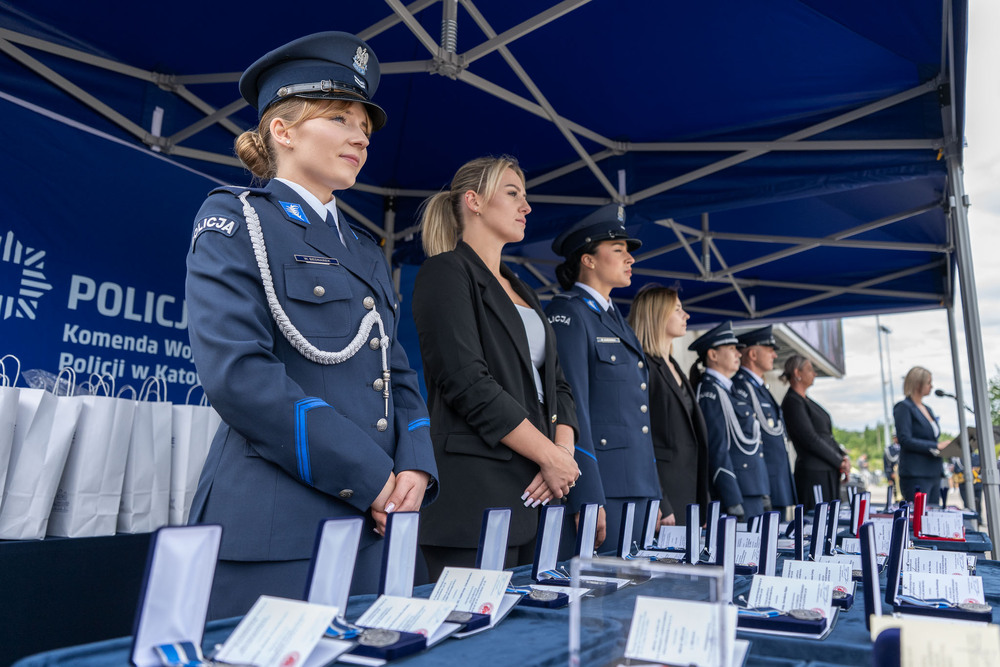 Dr Andrzej Sznajder, Dyrektor Oddziału IPN w Katowicach uhonorowany Srebrnym Medalem za Zasługi dla Policji. Fot.: IPN Krzysztof Łojko