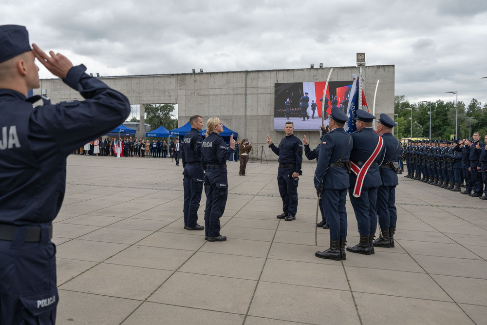 Dr Andrzej Sznajder, Dyrektor Oddziału IPN w Katowicach uhonorowany Srebrnym Medalem za Zasługi dla Policji. Fot.: IPN Krzysztof Łojko
