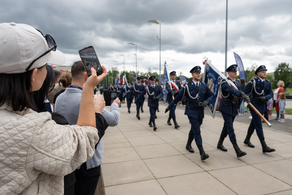 Dr Andrzej Sznajder, Dyrektor Oddziału IPN w Katowicach uhonorowany Srebrnym Medalem za Zasługi dla Policji. Fot.: IPN Krzysztof Łojko
