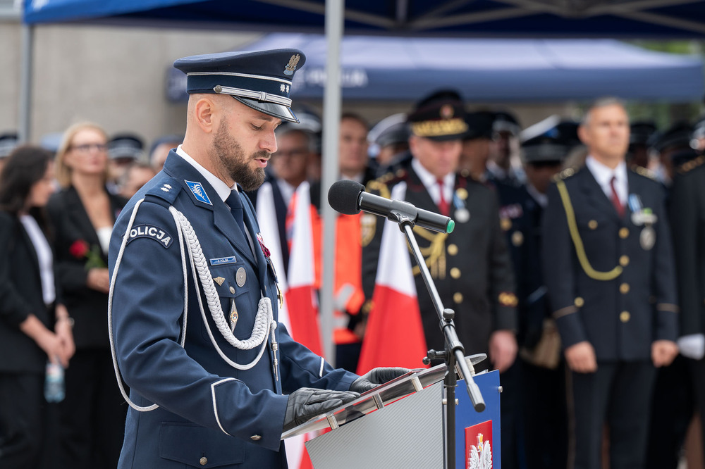 Dr Andrzej Sznajder, Dyrektor Oddziału IPN w Katowicach uhonorowany Srebrnym Medalem za Zasługi dla Policji. Fot.: IPN Krzysztof Łojko