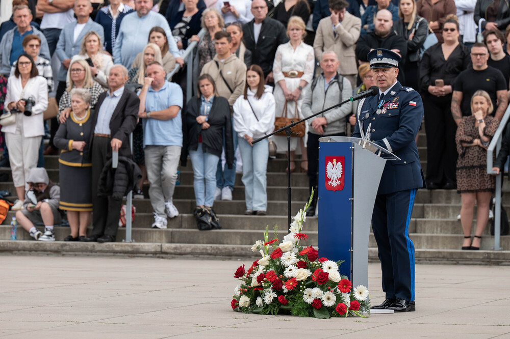 Dr Andrzej Sznajder, Dyrektor Oddziału IPN w Katowicach uhonorowany Srebrnym Medalem za Zasługi dla Policji. Fot.: IPN Krzysztof Łojko