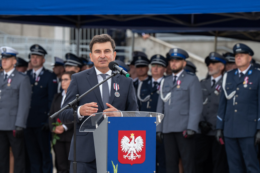 Dr Andrzej Sznajder, Dyrektor Oddziału IPN w Katowicach uhonorowany Srebrnym Medalem za Zasługi dla Policji. Fot.: IPN Krzysztof Łojko