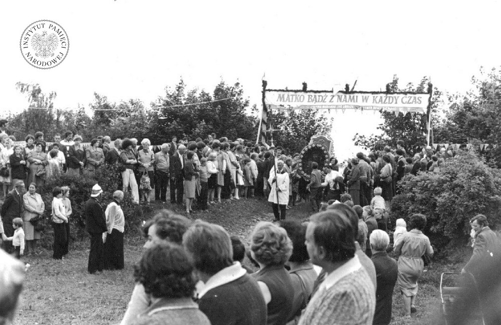 Uroczystości związane z peregrynacją kopii obrazu Matki Bożej Częstochowskiej na Górze Świętej Doroty w Będzinie-Grodźcu w sierpniu 1980 r. (IPN Ka 030/168)