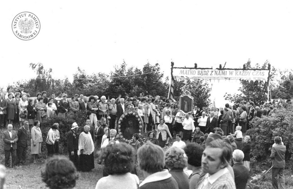 Uroczystości związane z peregrynacją kopii obrazu Matki Bożej Częstochowskiej na Górze Świętej Doroty w Będzinie-Grodźcu w sierpniu 1980 r. (IPN Ka 030/168)