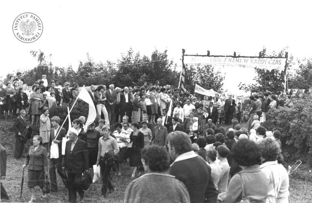 Uroczystości związane z peregrynacją kopii obrazu Matki Bożej Częstochowskiej na Górze Świętej Doroty w Będzinie-Grodźcu w sierpniu 1980 r. (IPN Ka 030/168)