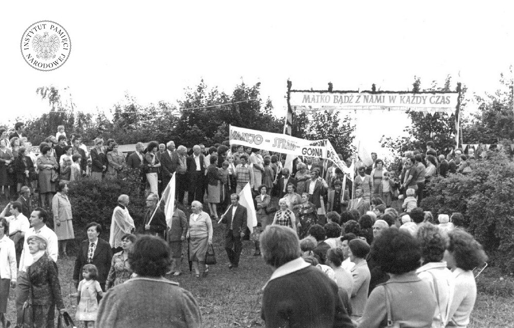 Uroczystości związane z peregrynacją kopii obrazu Matki Bożej Częstochowskiej na Górze Świętej Doroty w Będzinie-Grodźcu w sierpniu 1980 r. (IPN Ka 030/168)