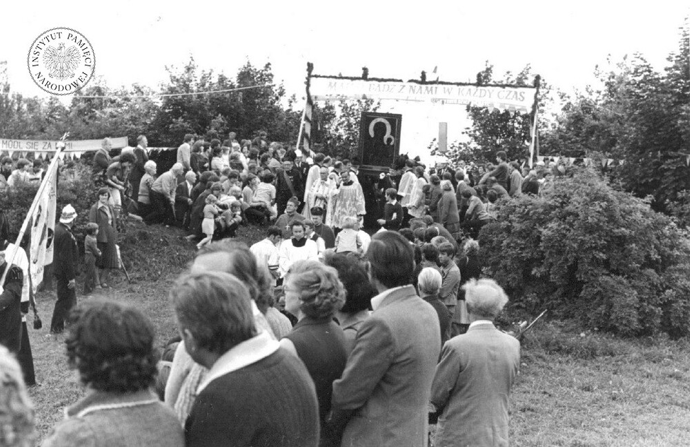 Uroczystości związane z peregrynacją kopii obrazu Matki Bożej Częstochowskiej na Górze Świętej Doroty w Będzinie-Grodźcu w sierpniu 1980 r. (IPN Ka 030/168)