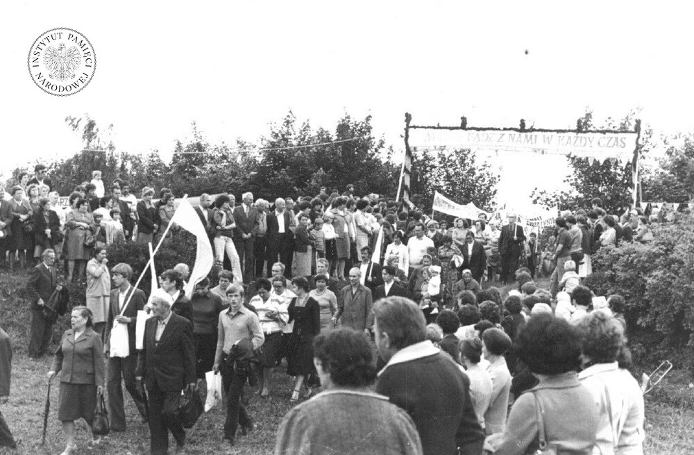 Uroczystości związane z peregrynacją kopii obrazu Matki Bożej Częstochowskiej na Górze Świętej Doroty w Będzinie-Grodźcu w sierpniu 1980 r. (IPN Ka 030/168)