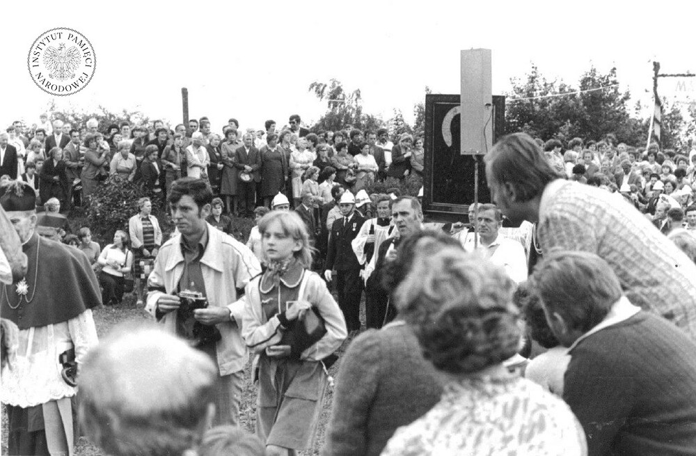 Uroczystości związane z peregrynacją kopii obrazu Matki Bożej Częstochowskiej na Górze Świętej Doroty w Będzinie-Grodźcu w sierpniu 1980 r. (IPN Ka 030/168)