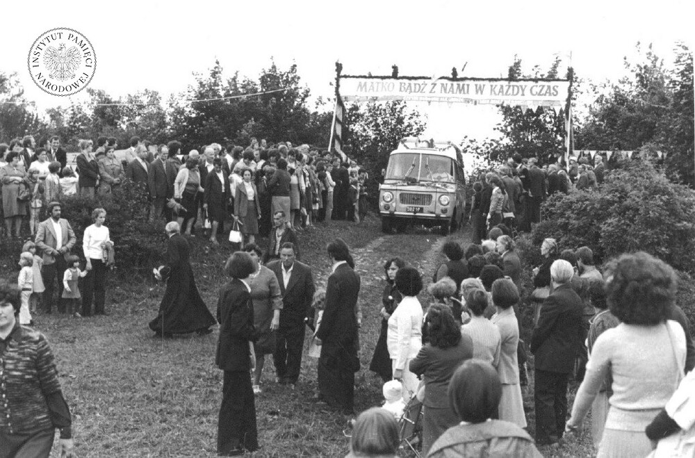 Uroczystości związane z peregrynacją kopii obrazu Matki Bożej Częstochowskiej na Górze Świętej Doroty w Będzinie-Grodźcu w sierpniu 1980 r. (IPN Ka 030/168)
