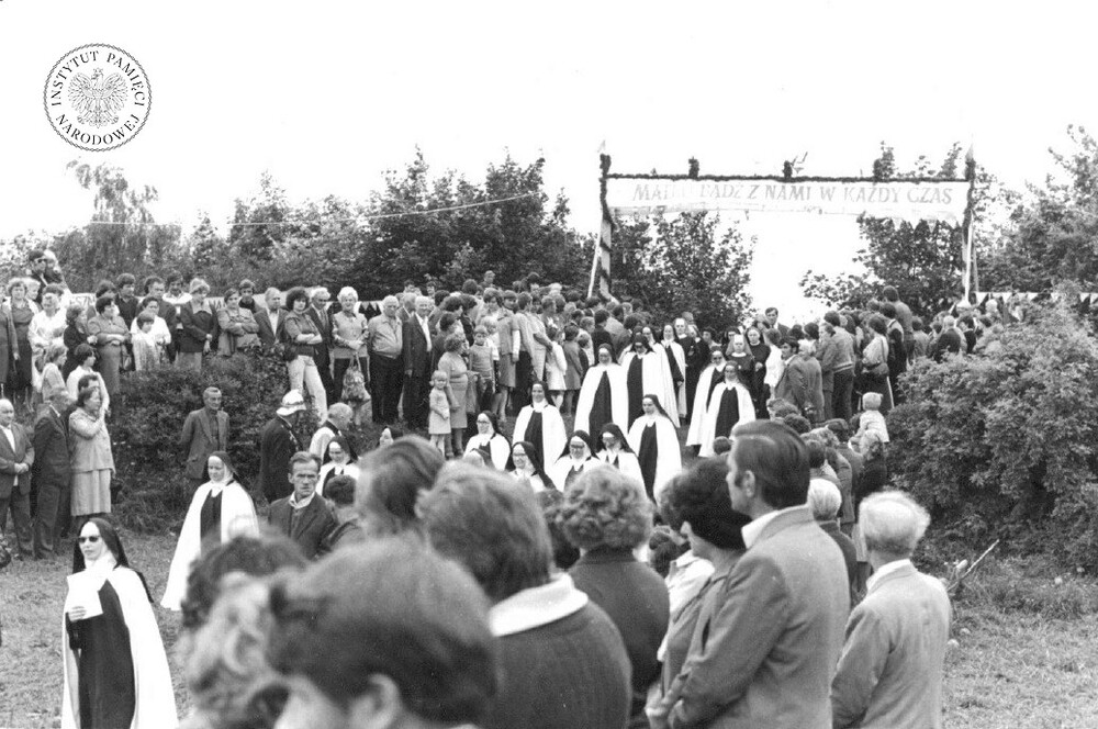 Uroczystości związane z peregrynacją kopii obrazu Matki Bożej Częstochowskiej na Górze Świętej Doroty w Będzinie-Grodźcu w sierpniu 1980 r. (IPN Ka 030/168)