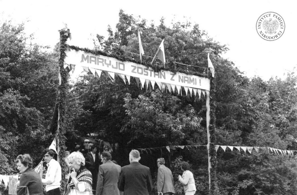Uroczystości związane z peregrynacją kopii obrazu Matki Bożej Częstochowskiej na Górze Świętej Doroty w Będzinie-Grodźcu w sierpniu 1980 r. (IPN Ka 030/168)