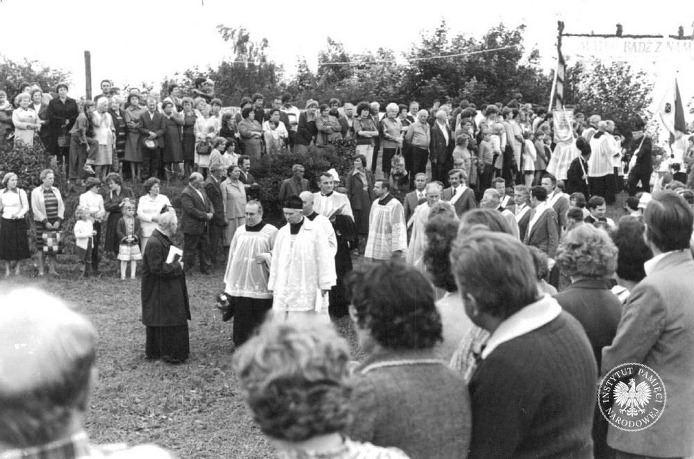 Uroczystości związane z peregrynacją kopii obrazu Matki Bożej Częstochowskiej na Górze Świętej Doroty w Będzinie-Grodźcu w sierpniu 1980 r. (IPN Ka 030/168)