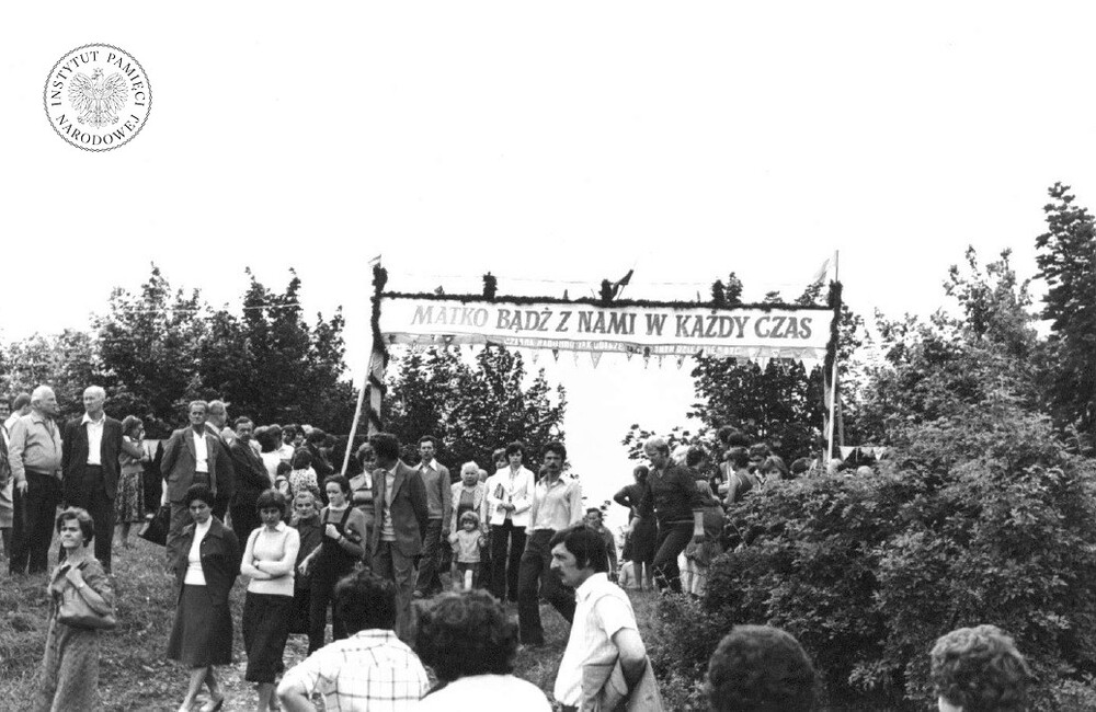 Uroczystości związane z peregrynacją kopii obrazu Matki Bożej Częstochowskiej na Górze Świętej Doroty w Będzinie-Grodźcu w sierpniu 1980 r. (IPN Ka 030/168)