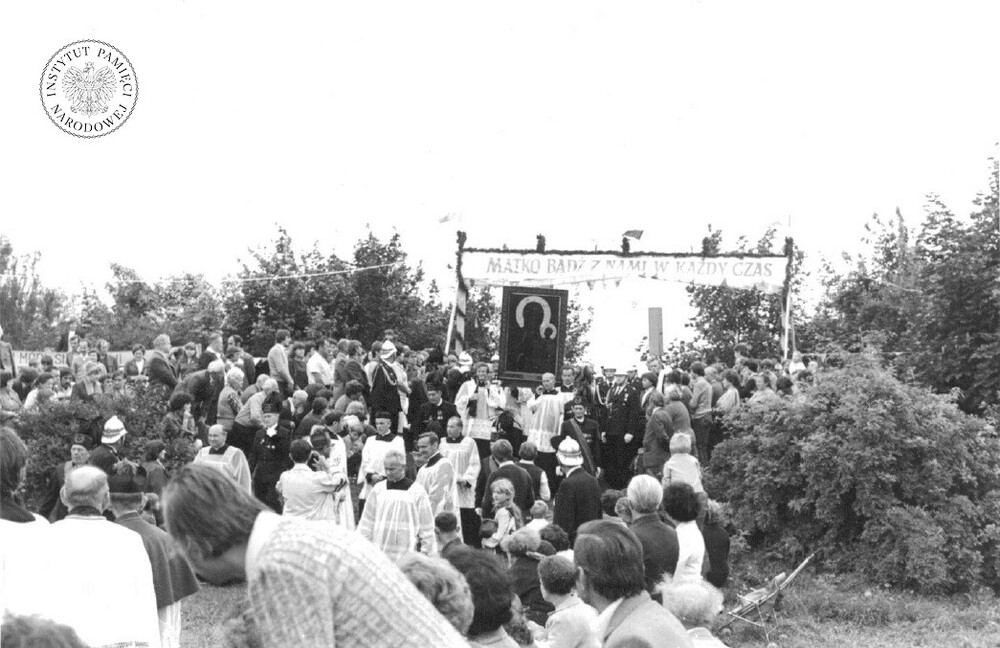 Uroczystości związane z peregrynacją kopii obrazu Matki Bożej Częstochowskiej na Górze Świętej Doroty w Będzinie-Grodźcu w sierpniu 1980 r. (IPN Ka 030/168)