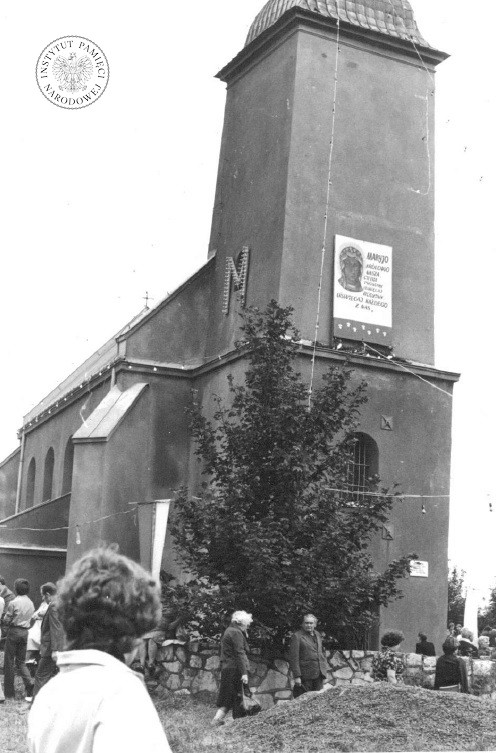 Uroczystości związane z peregrynacją kopii obrazu Matki Bożej Częstochowskiej na Górze Świętej Doroty w Będzinie-Grodźcu w sierpniu 1980 r. (IPN Ka 030/168)