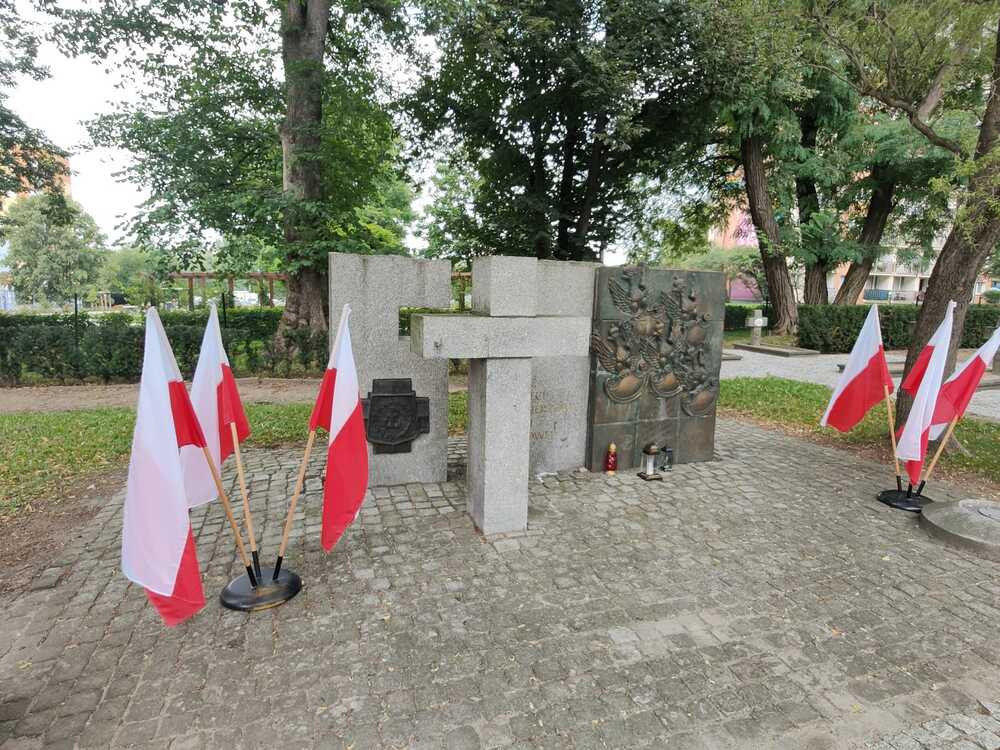 Pomnik Żołnierzy Armii Krajowej na cmentarzu wojskowym w Bielsku Białej, przy ul. Saperów.