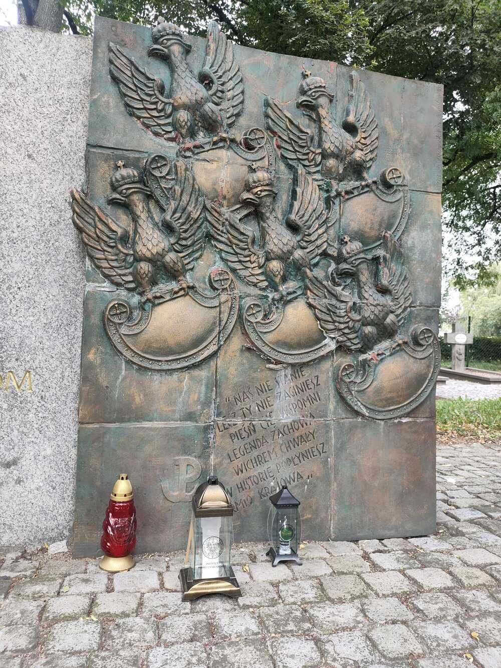 Pomnik Żołnierzy Armii Krajowej na cmentarzu wojskowym w Bielsku Białej, przy ul. Saperów.