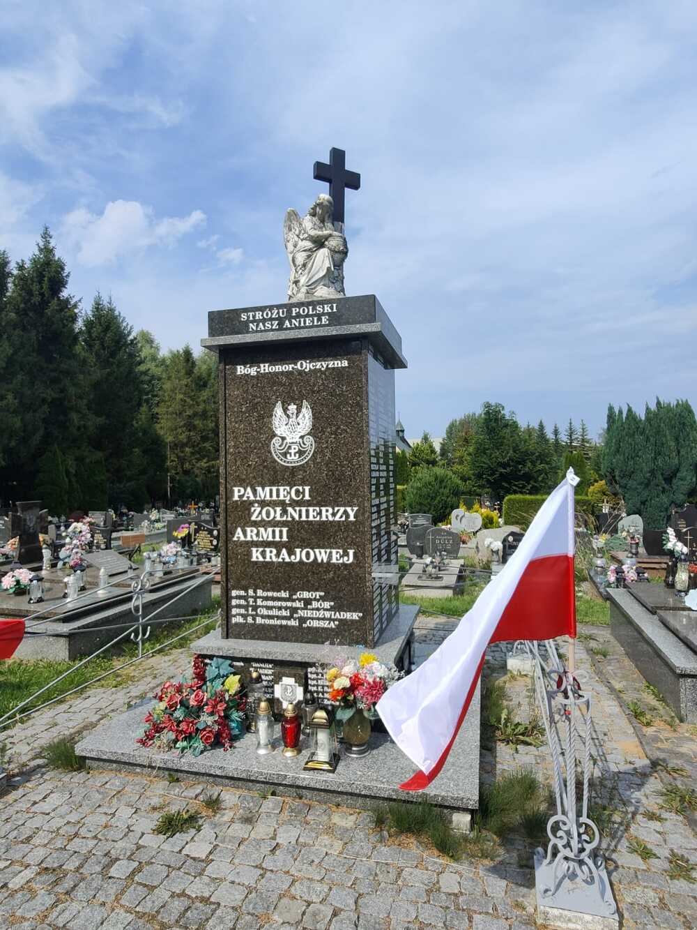 Pomnik Żołnierzy Armii Krajowej na cmentarzu na Błoniach przy ul. Pszczelej.
