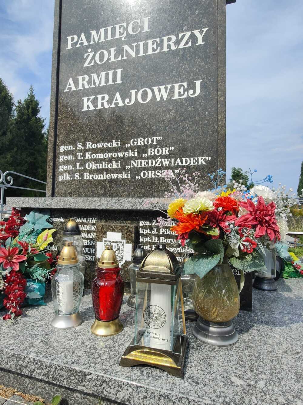 Pomnik Żołnierzy Armii Krajowej na cmentarzu na Błoniach przy ul. Pszczelej.