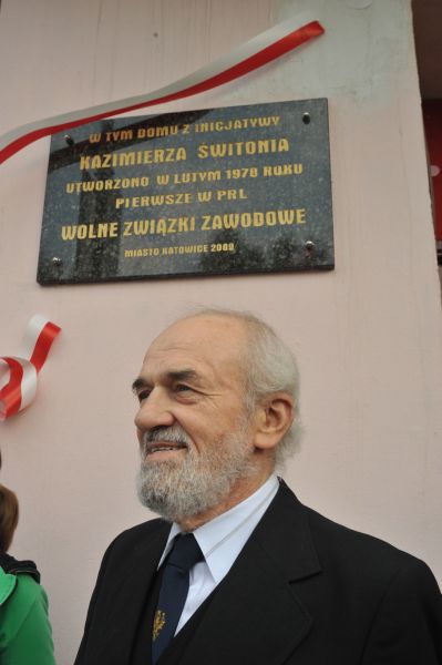 Kazimierz Świtoń podczas odsłonięcia tablicy upamiętniającej powstanie WZZ w Katowicach.