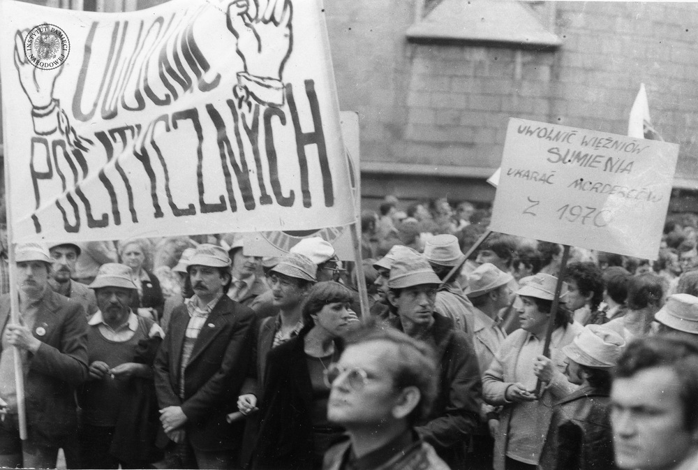 Początek marszu przy katedrze pw. Chrystusa Króla w Katowicach (IPN Ka 435/201/7)