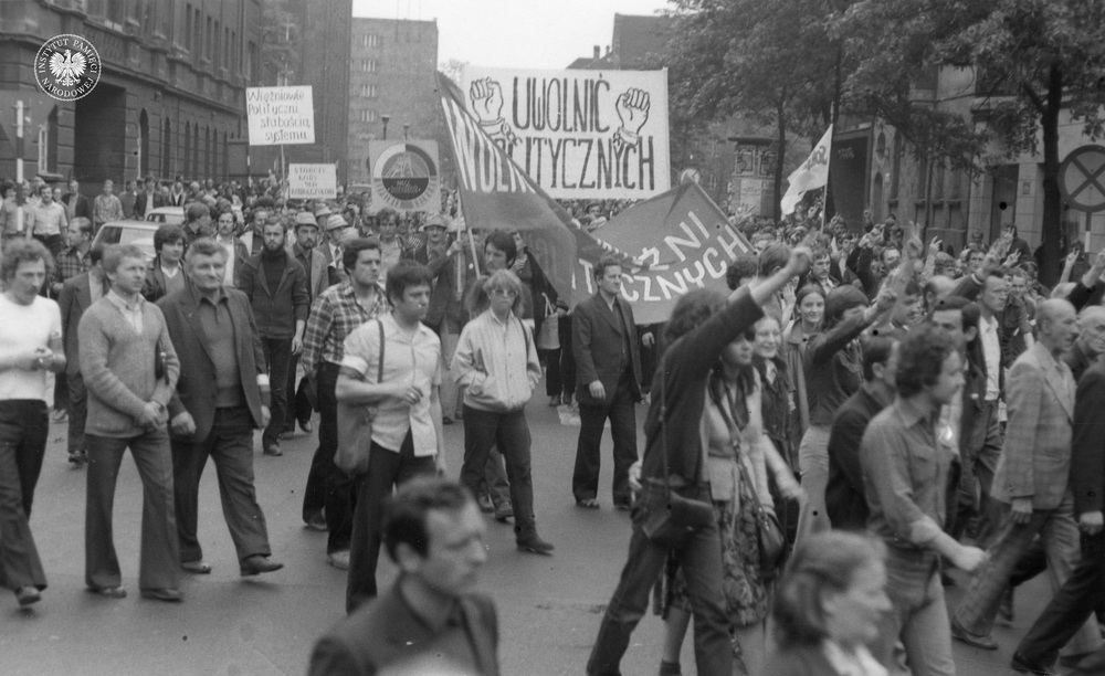 Manifestanci skręcają z ul. Jagiellońskiej na ul. Francuską (IPN Ka 435/201/7)