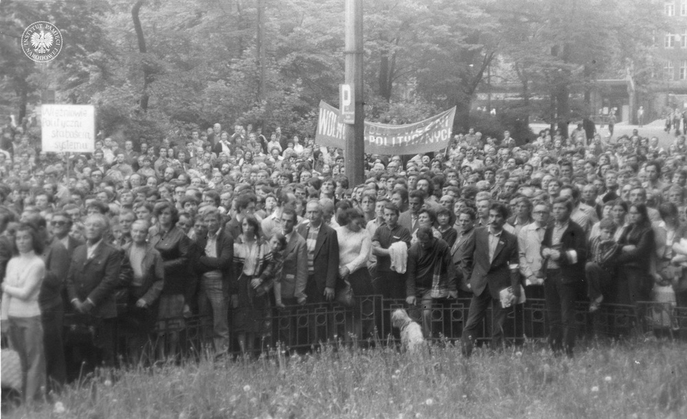 Prawdopodobnie u celu marszu, na Placu Wolności (IPN Ka 435/201/7)