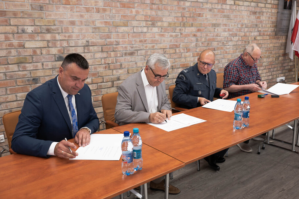 Porozumienie w sprawie upamiętnienia internowanych i więzionych działaczy „Solidarności” w Zakładzie Karnym w Zabrzu. Fot.: IPN Krzysztof Łojko