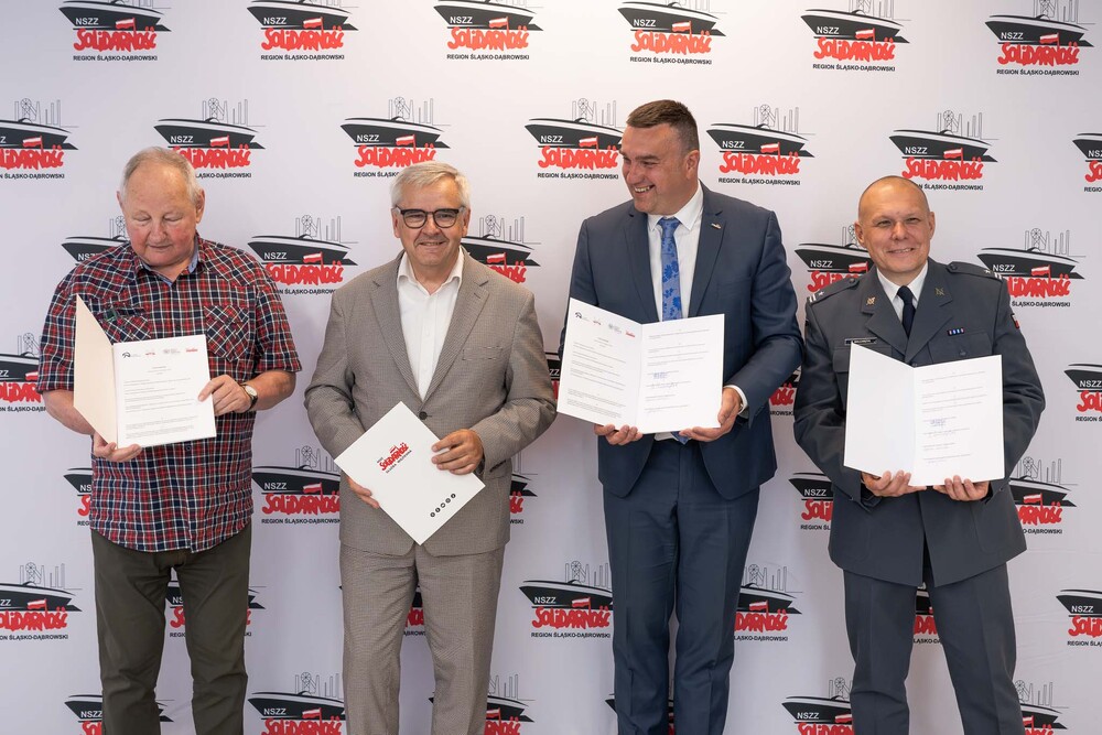 Porozumienie w sprawie upamiętnienia internowanych i więzionych działaczy „Solidarności” w Zakładzie Karnym w Zabrzu. Fot.: IPN Krzysztof Łojko