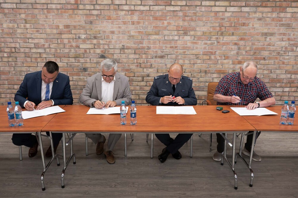 Porozumienie w sprawie upamiętnienia internowanych i więzionych działaczy „Solidarności” w Zakładzie Karnym w Zabrzu. Fot.: IPN Krzysztof Łojko