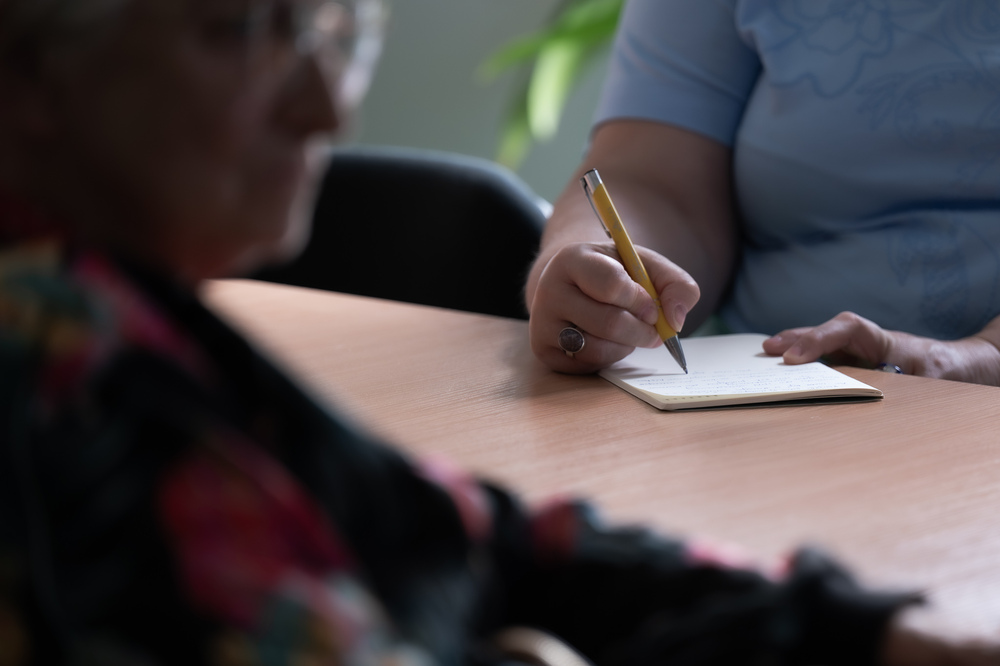 Seniorzy z Centrum Społecznościowego w Śródmieściu z wizytą w katowickim Oddziałowym Archiwum IPN, 18 sierpnia 2026. Fot.: IPN Krzysztof Łojko