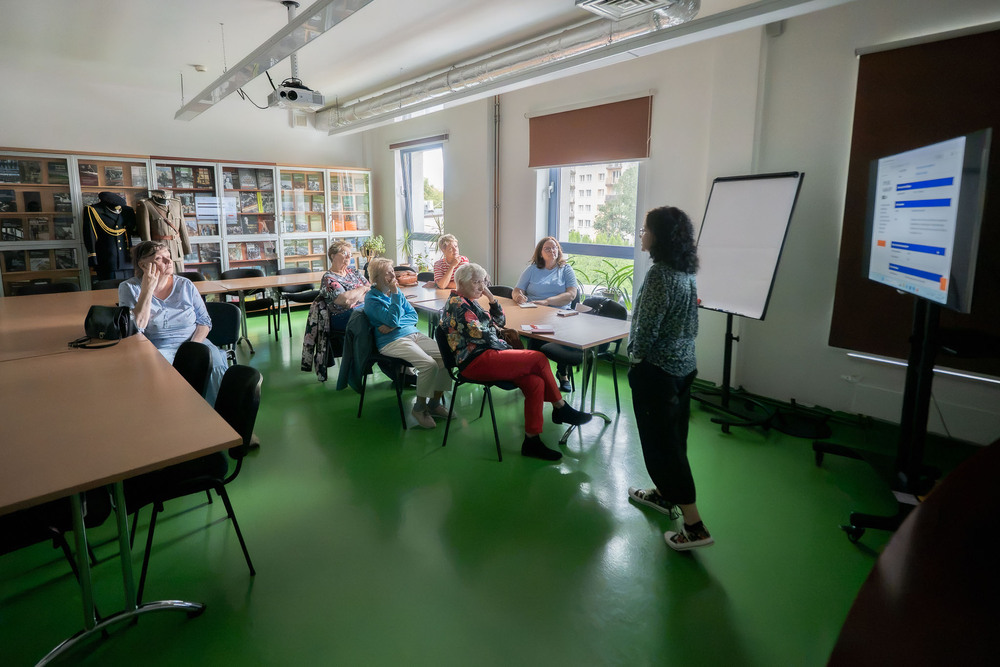 Seniorzy z Centrum Społecznościowego w Śródmieściu z wizytą w katowickim Oddziałowym Archiwum IPN, 18 sierpnia 2026. Fot.: IPN Krzysztof Łojko