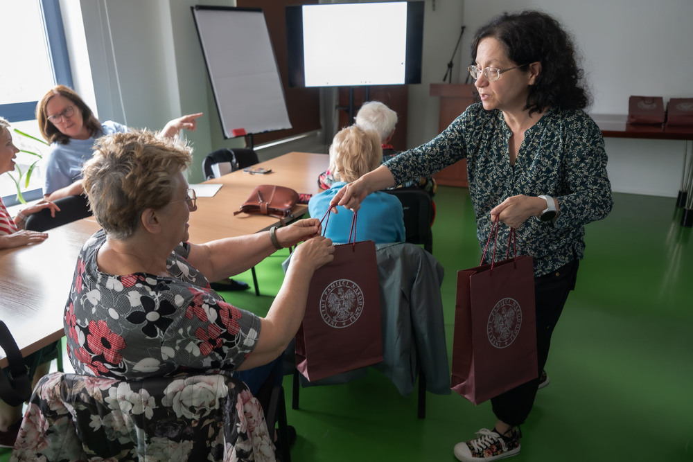 Seniorzy z Centrum Społecznościowego w Śródmieściu z wizytą w katowickim Oddziałowym Archiwum IPN, 18 sierpnia 2026. Fot.: IPN Krzysztof Łojko