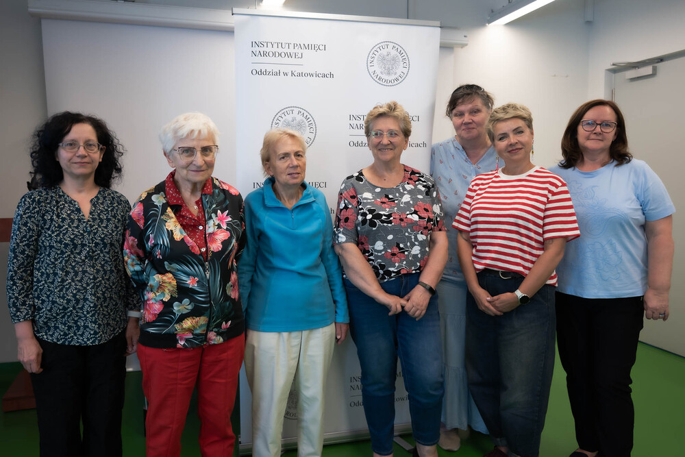 Seniorzy z Centrum Społecznościowego w Śródmieściu z wizytą w katowickim Oddziałowym Archiwum IPN, 18 sierpnia 2026. Fot.: IPN Krzysztof Łojko
