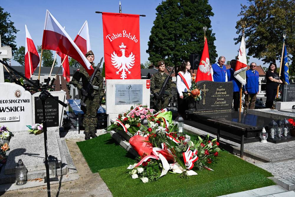 Uroczystość oznaczenia grobu śp. Edmunda Małeckiego znakiem pamięci „Tobie Polsko”. Fot.: Aleksandra Kalka-Kopydłowska (Urząd Miasta Inowrocławia)
