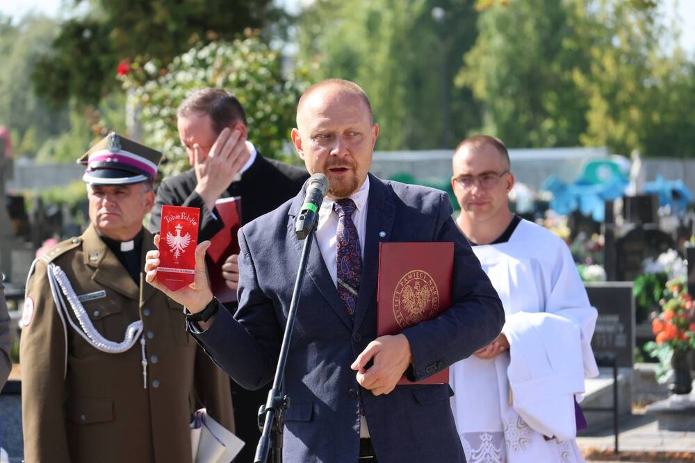 Uroczystość oznaczenia grobu śp. Edmunda Małeckiego znakiem pamięci „Tobie Polsko”. Fot.: Julia Bonk (IPN)